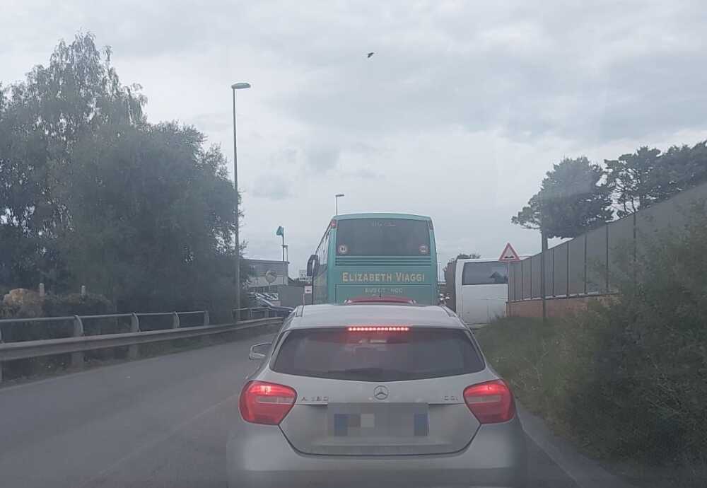 I Bus In Manovra Paralizzano Via Terme Di Traiano A Civitavecchia La