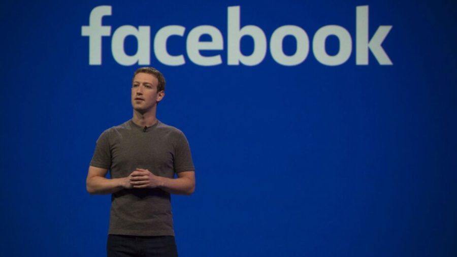 Facebook, una nuova talpa accusa il social di Zuckerberg: «Ha consentito odio e disinformazione per profitto»