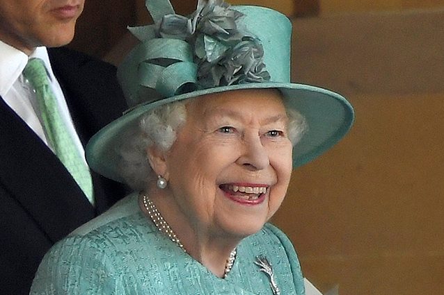 “Vecchio è solo chi si sente tale” e la regina Elisabetta rifiuta un premio per gli anziani più illustri