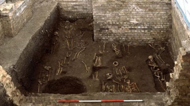 Il cimitero medievale trovato a Cambridge, “è la scoperta del secolo”
