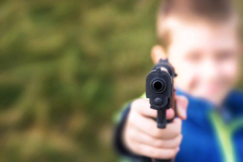 I rapinatori entrano in casa: 12enne prende la pistola e spara salvando la nonna