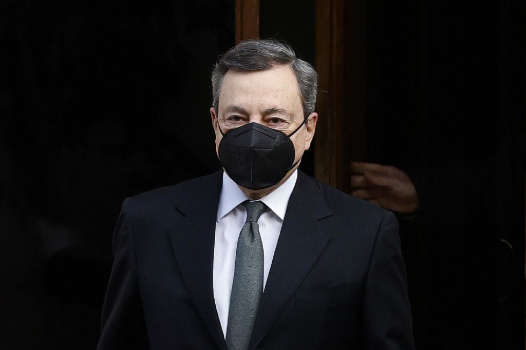 il presidente del consiglio mario draghi esce da casa