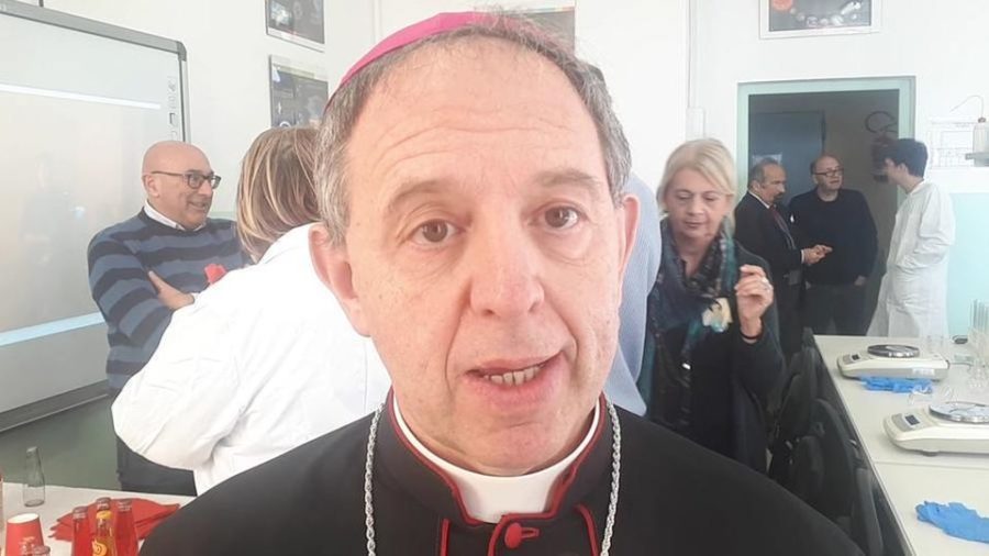 Sanremo 2021, vescovo contro il Festival: “Ha offeso la chiesa”
