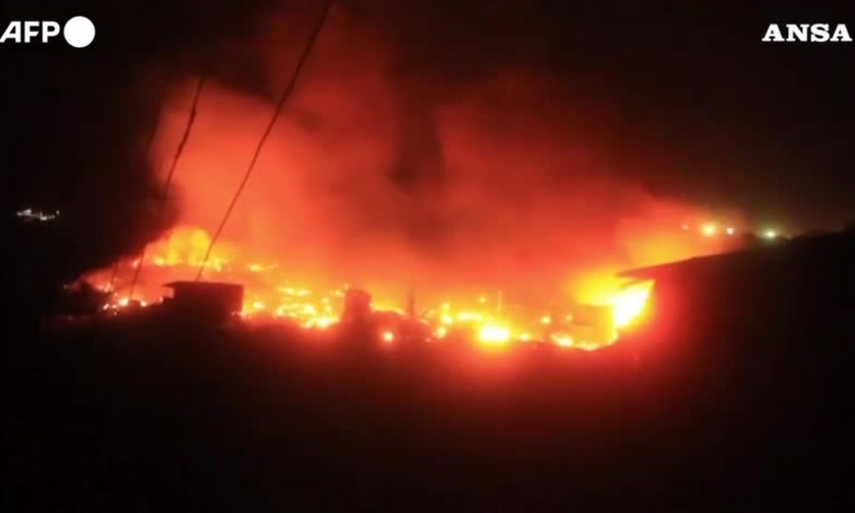 Gigantesco incendio devasta un intero quartiere popolare a Sierra Leone