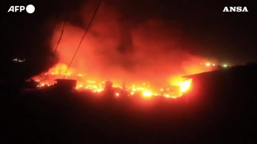 Gigantesco incendio devasta un intero quartiere popolare a Sierra Leone