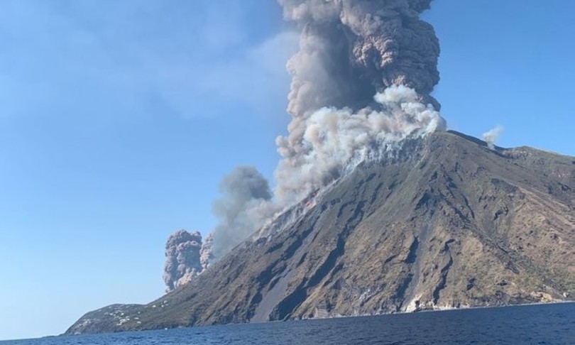 Forte esplosione sullo Stromboli: enorme colata piroclastica fin sul mare