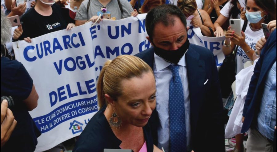 Giorgia Meloni insieme all’avvocato Erich Grimaldi davanti al Ministero della Salute