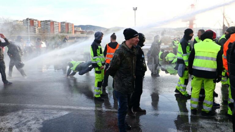 I manifestanti no green pass investiti dal getto degli idranti al porto di Trieste