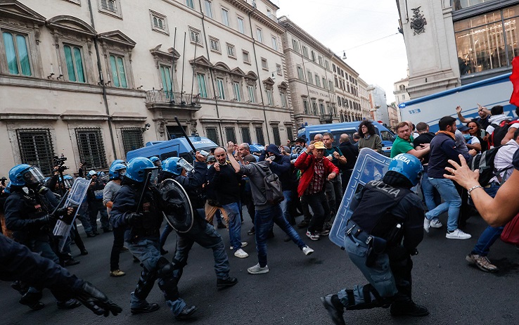 scontri polizia roma no green pass ansa