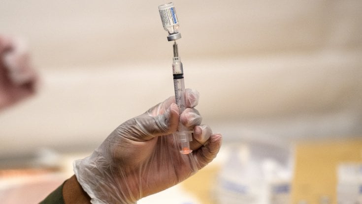 Viterbo, ragazzo di 30 anni muore due giorni dopo la 2ª dose del vaccino Pfizer: la Procura apre un’inchiesta