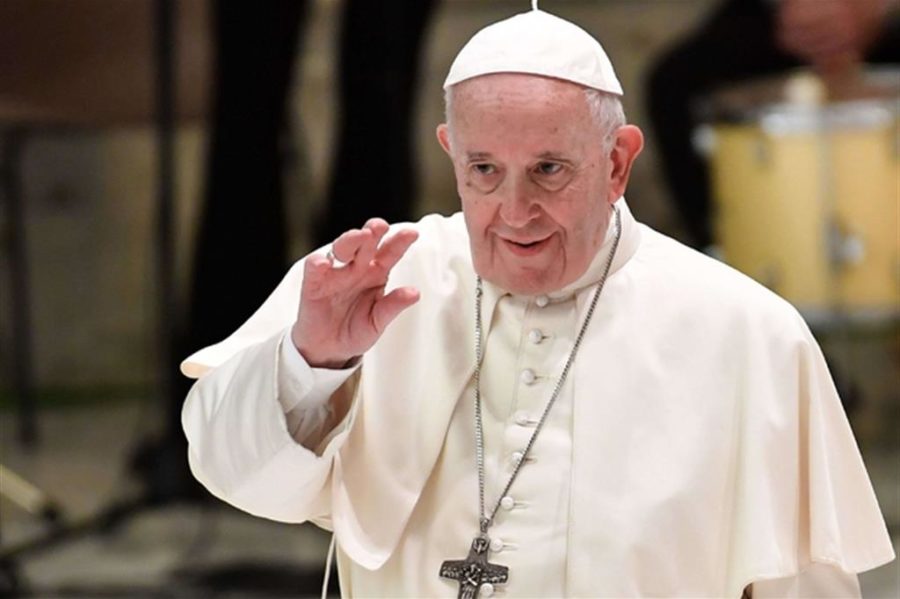 Nuovo giallo sulla salute di Papa Francesco, scortato dall’infermiere della provvidenza