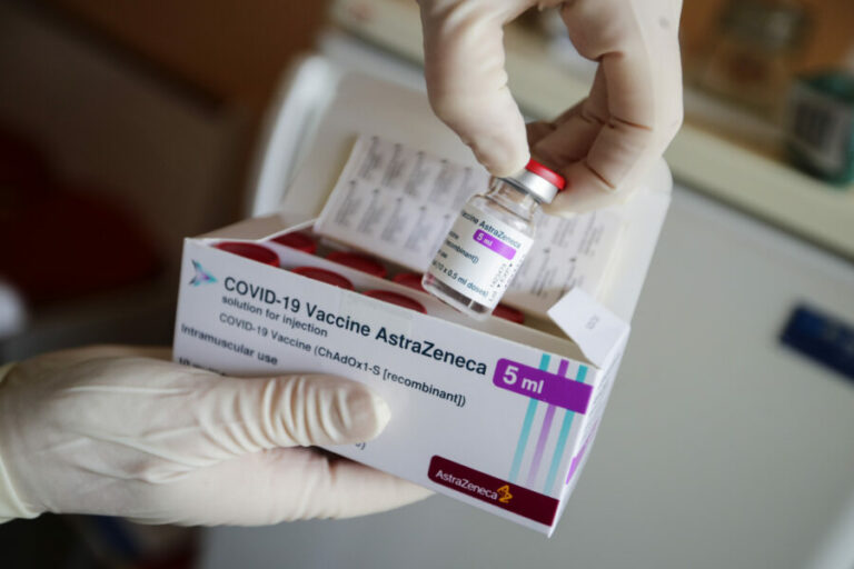 vaccino astrazeneca 2 900x600 1