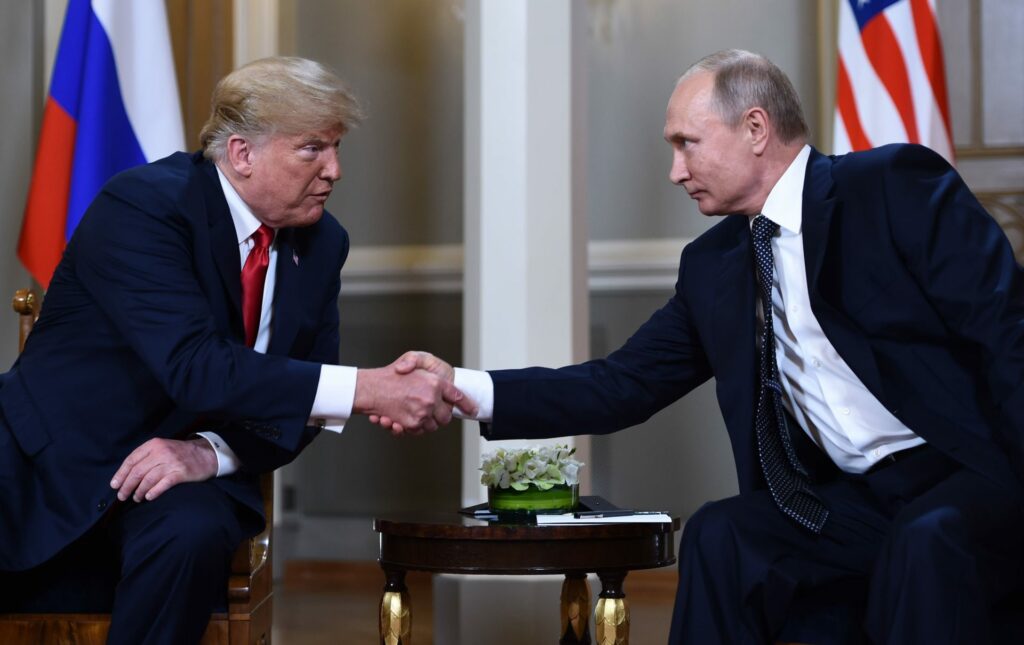 1531747588 trump putin mano