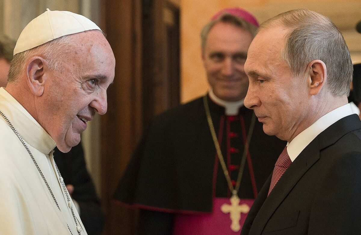 Papa Francesco minacciato da Vladimir Putin: “Non si azzardi a farlo”, un caso senza precedenti