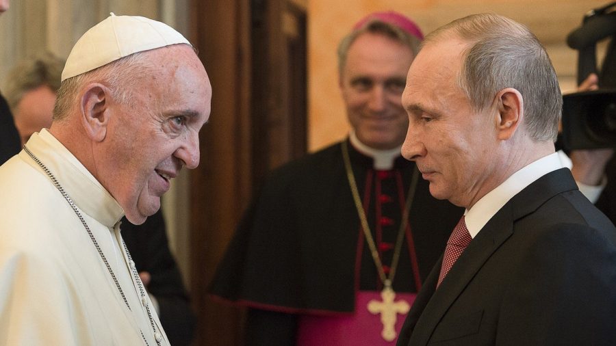 Papa Francesco minacciato da Vladimir Putin: “Non si azzardi a farlo”, un caso senza precedenti