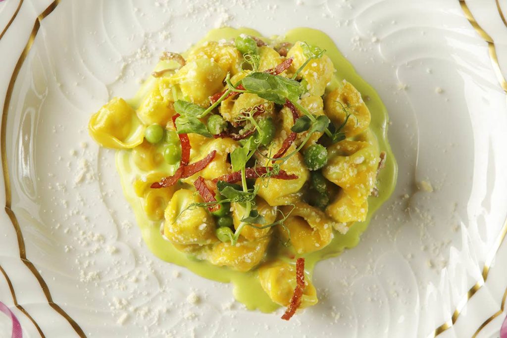 Tortellini con crema di piselli al basilico e prosciutto di Parma