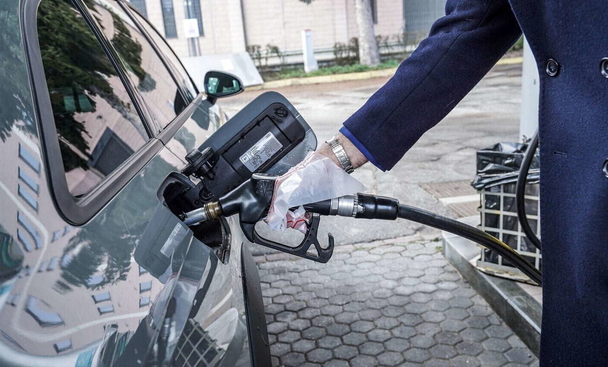 Benzina, prezzi in forte salita: la verde sopra 1,9 euro