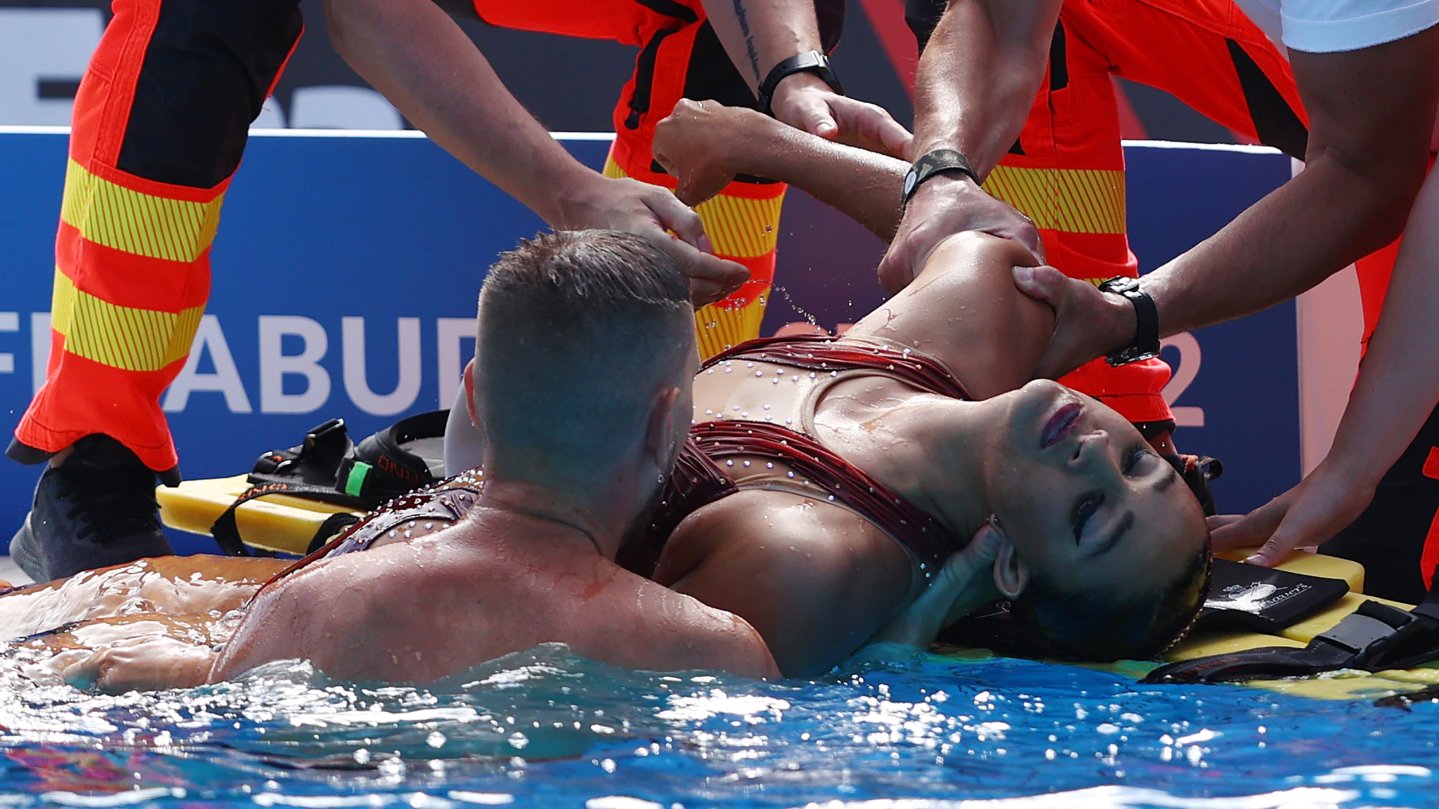 La statunitense Anita Alvarez sviene durante la finale mondiale di nuoto sincronizzato