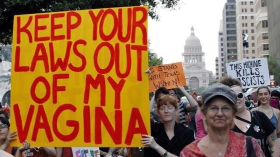 Anche in Texas possono riprendere gli aborti: a deciderlo è stato un giudice. Cosa sta succedendo nei tribunali degli Stati Uniti