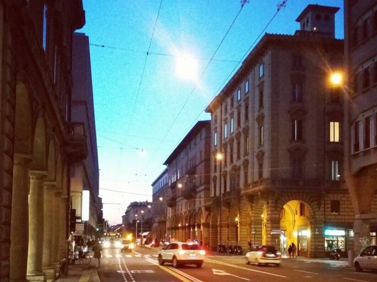 Bologna, 26enne trovato morto in casa: si sospetta overdose