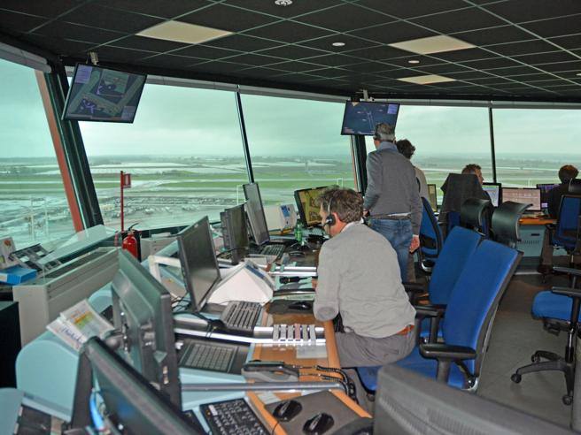 Svizzera, chiuso lo spazio aereo: «Guasto tecnico al servizio Skyguide»