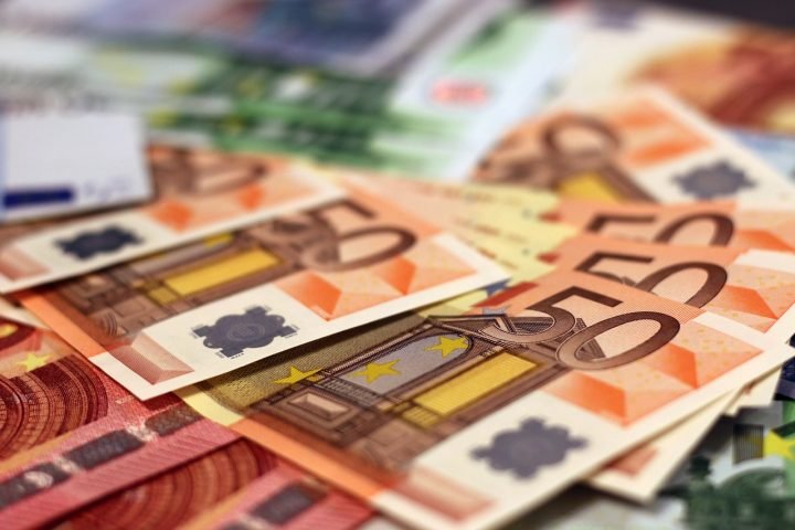 Rinnovo contratto scuola, niente aumento a tre cifre: in arrivo 50 euro netti al mese per i docenti