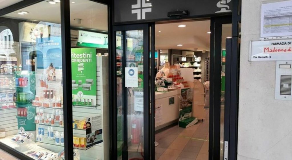 6744773 10085916 entra farmacia senza mascherina