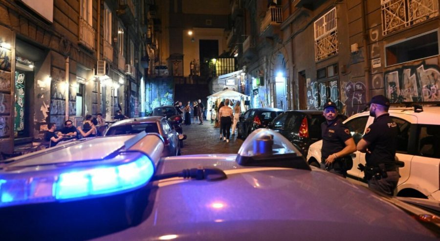 Napoli, arrestato il 17enne che ha ucciso sua madre: la resa dopo essersi barricato in casa