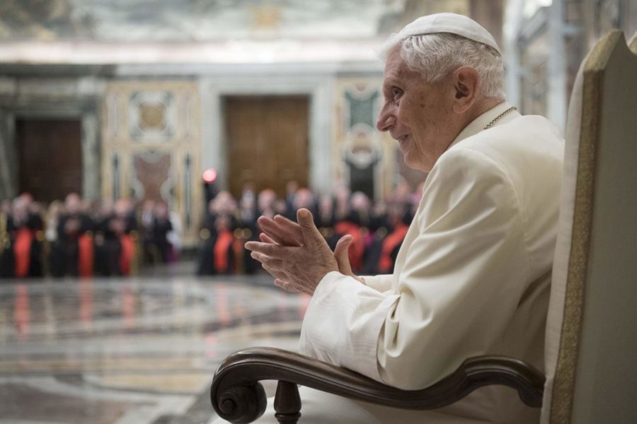 Ratzinger denunciato da una vittima di abusi, la nuova causa contro il Papa emerito: «Ha taciuto su un prete pedofilo»