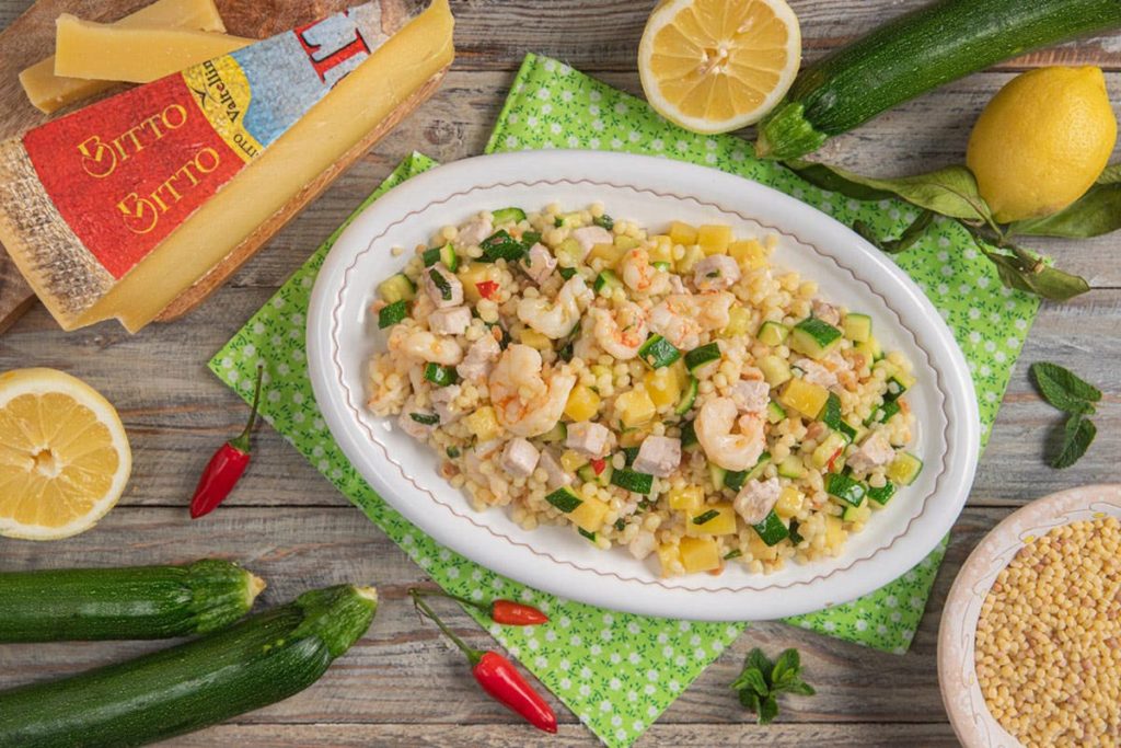 Insalata di fregola con gamberi marinati spada zucchine menta e Bitto