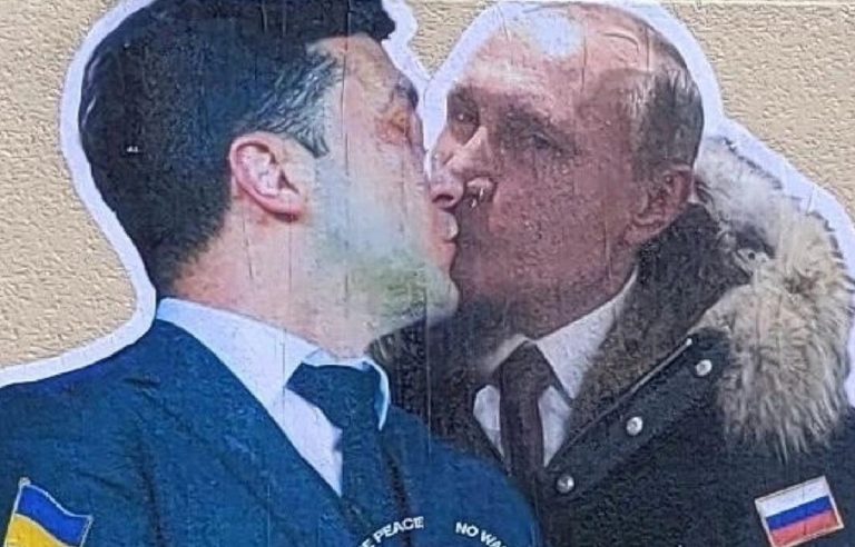 Trento fa scuola di pace: un murales con Putin e Zelensky che si baciano