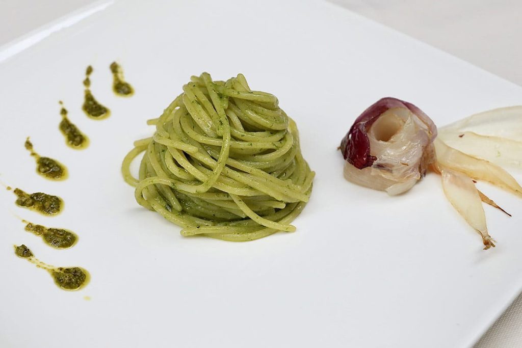 Pasta verde cipolla tropea