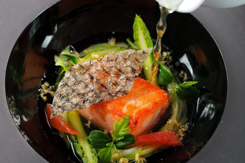 Salmone scottato con punte di asparagi e brodo dashi