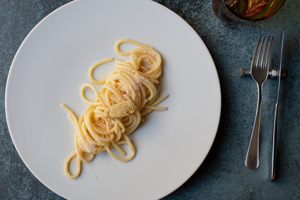 Spaghettoni aglio olio peperoncino caviale di merluzzo e lievito secco