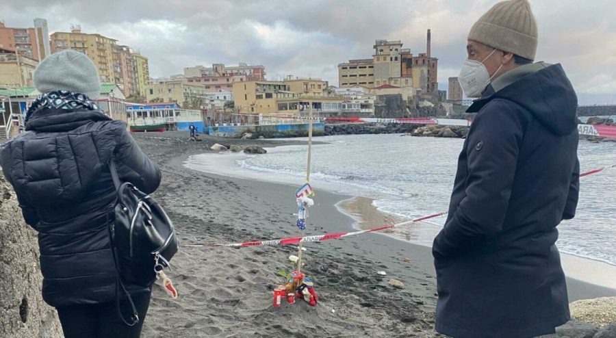 Francesco, 2 anni, trovato morto in spiaggia: «Non è annegato». Mamma in carcere