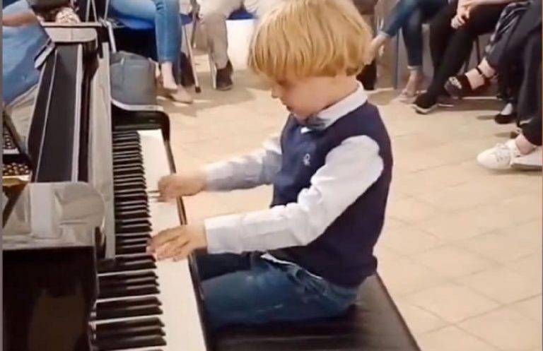 Alberto Cartuccia Cingolani, il bambino prodigio che a 5 anni suona Mozart