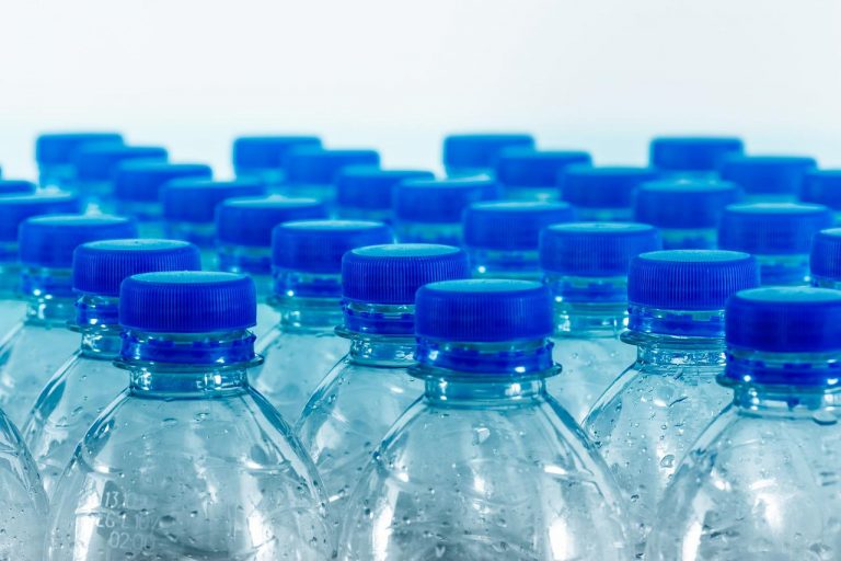 Catania, giudice urina nelle bottiglie di plastica per non usare il bagno del Tribunale