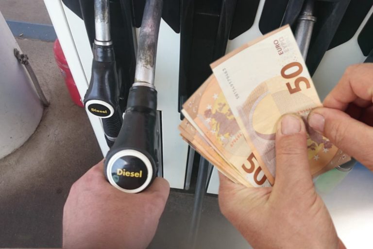 caro carburanti pompa di benzina sostegni