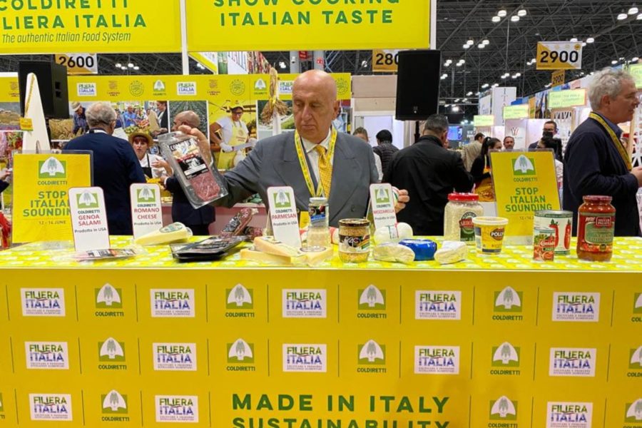 Il banco dei tarocchi di Coldiretti a New York  Il falso made in Italy ci costa 120 miliardi: i “re del tarocco” sono gli Usa