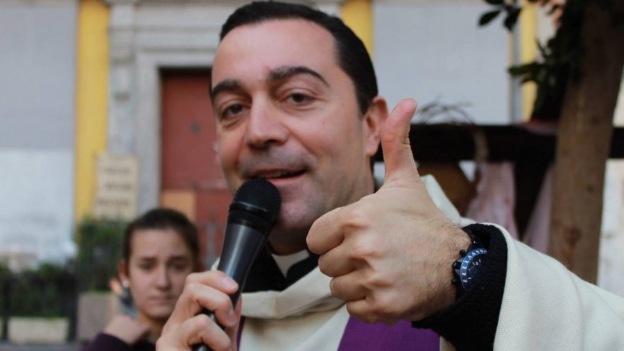 Rave party per Cristo: nella chiesa di Napoli la festa organizzata dal parroco ex deejay