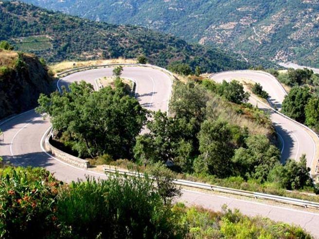 Sardegna, motociclista milanese sfreccia a 174 km/h sui tornanti: fermato dopo maxi inseguimento