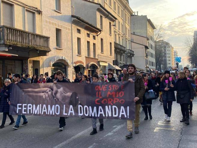 Prostituzione, l’Italia è pronta per una legge che punisce il cliente?