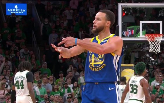 NBA Finals: Stephen Curry segna da distanza siderale e indica il dito per l’anello. VIDEO