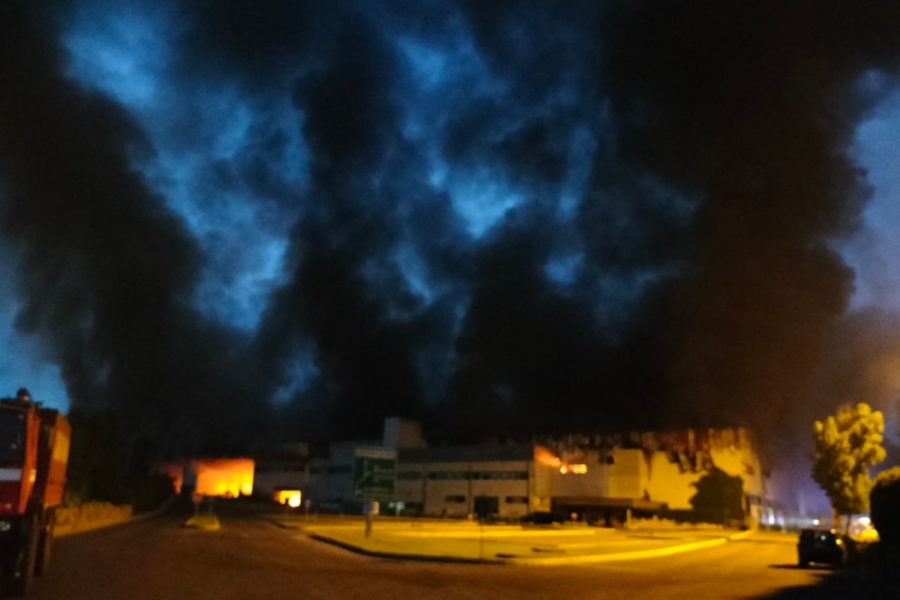 Maxi incendio nell’impianto di rifiuti di Malagrotta a Roma: pericolo diossine nell’aria