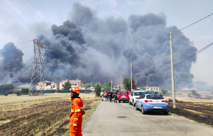 Maxi-incendio alla periferia di Roma, esplose 50 bombole di gas: evacuate le case – Il video