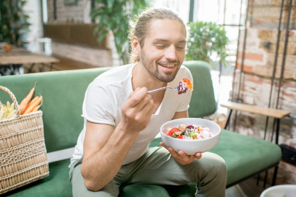 mangiare frutta divano pigro