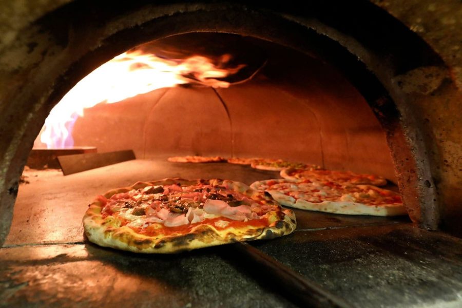La pizza al forno a legna di Avpn I pizzaioli invitano Flavio Briatore a Napoli: “Vieni a fare una gara di pizze”