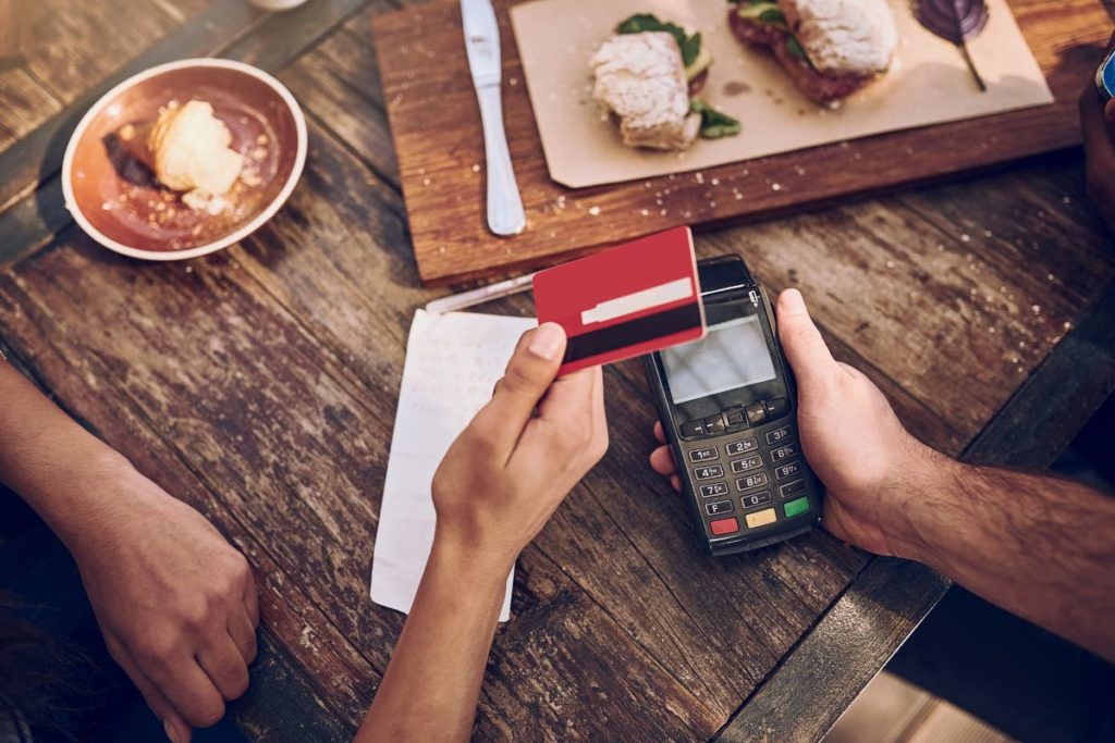 pranzo al ristorante pagamento carta credito pos bancomat