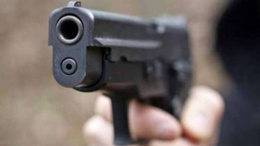 Bimbo di 2 anni trova una pistola nella borsa della mamma e uccide il padre 26enne: choc negli Usa