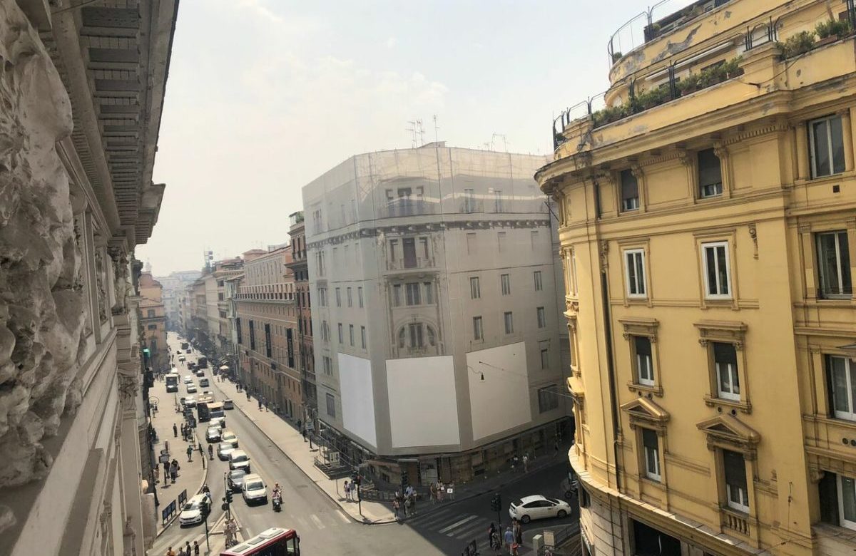 Incendio a Roma sull’Aurelia, esplodono 50 bombole gpl. Evacuato centro estivo: 15 intossicati, 2 in ospedale. Nube nera sul centro città